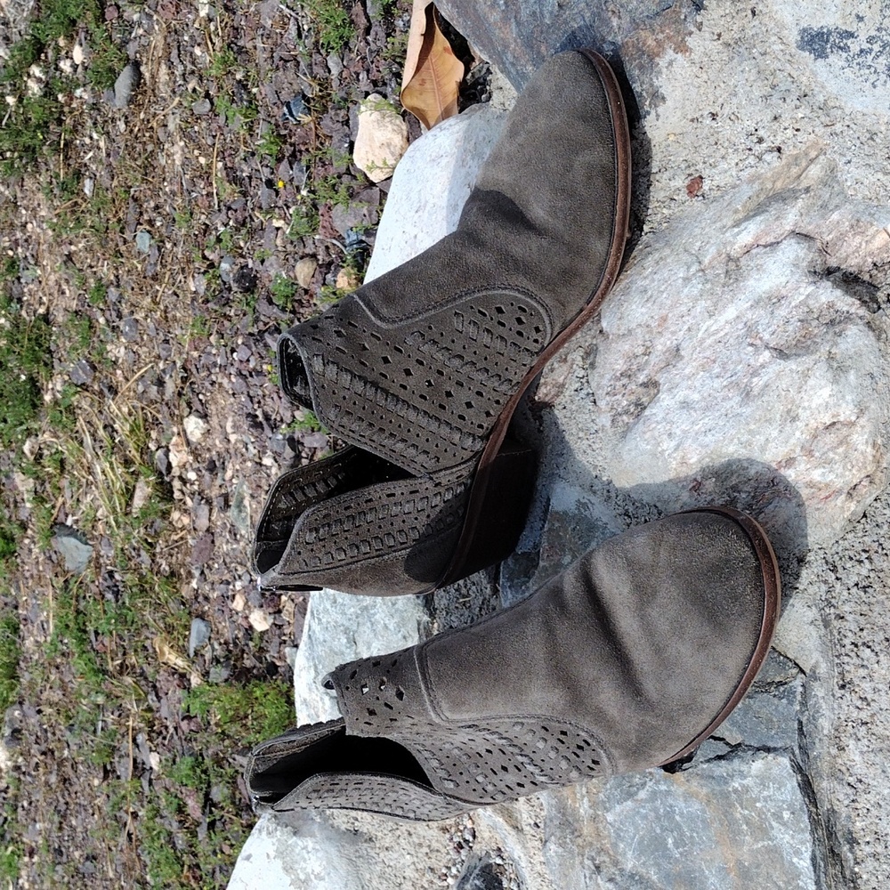 Vince Camuto Grey Shade Suede Booties. Size 8